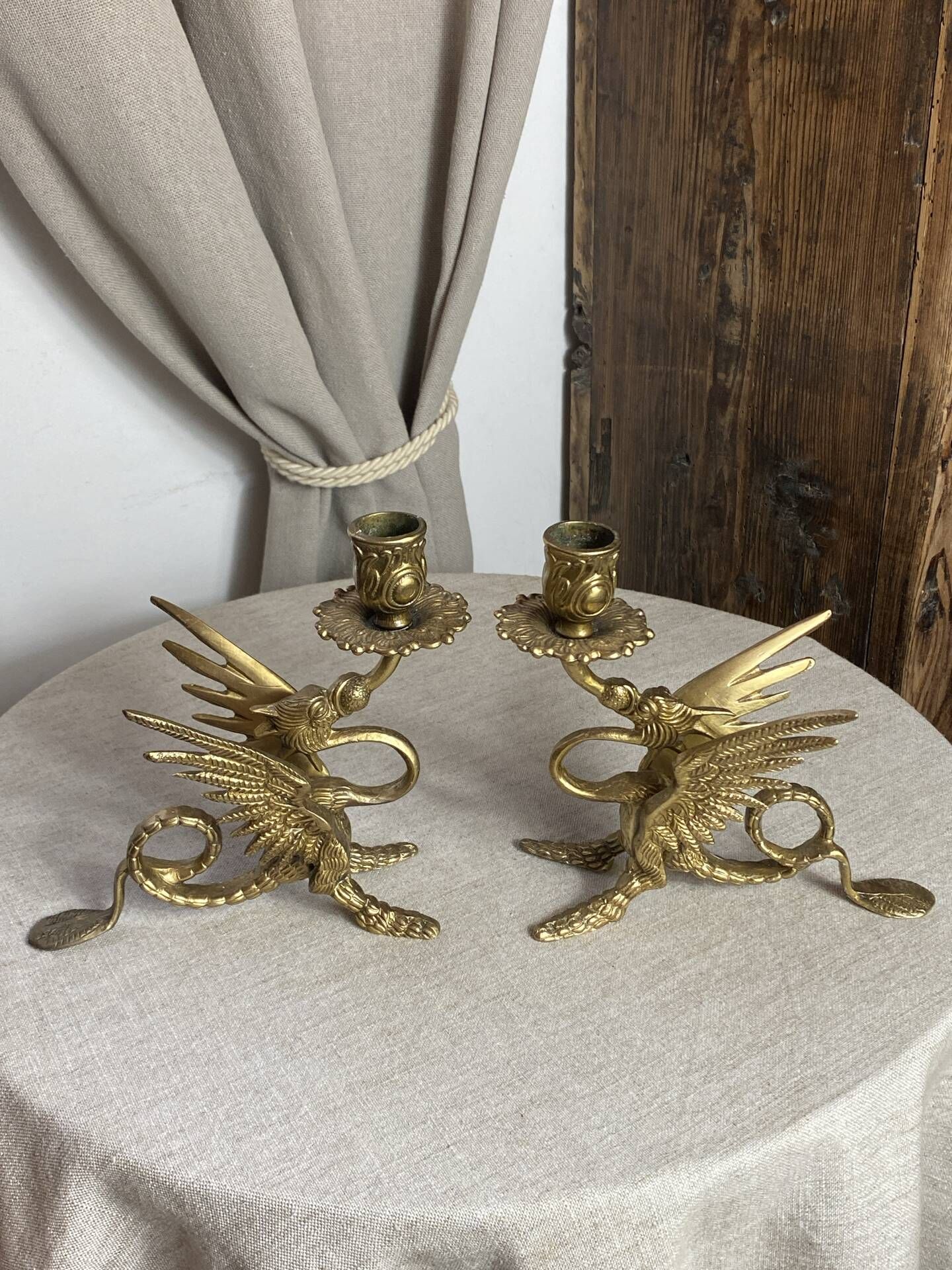 Paire de bougeoirs chimères en bronze