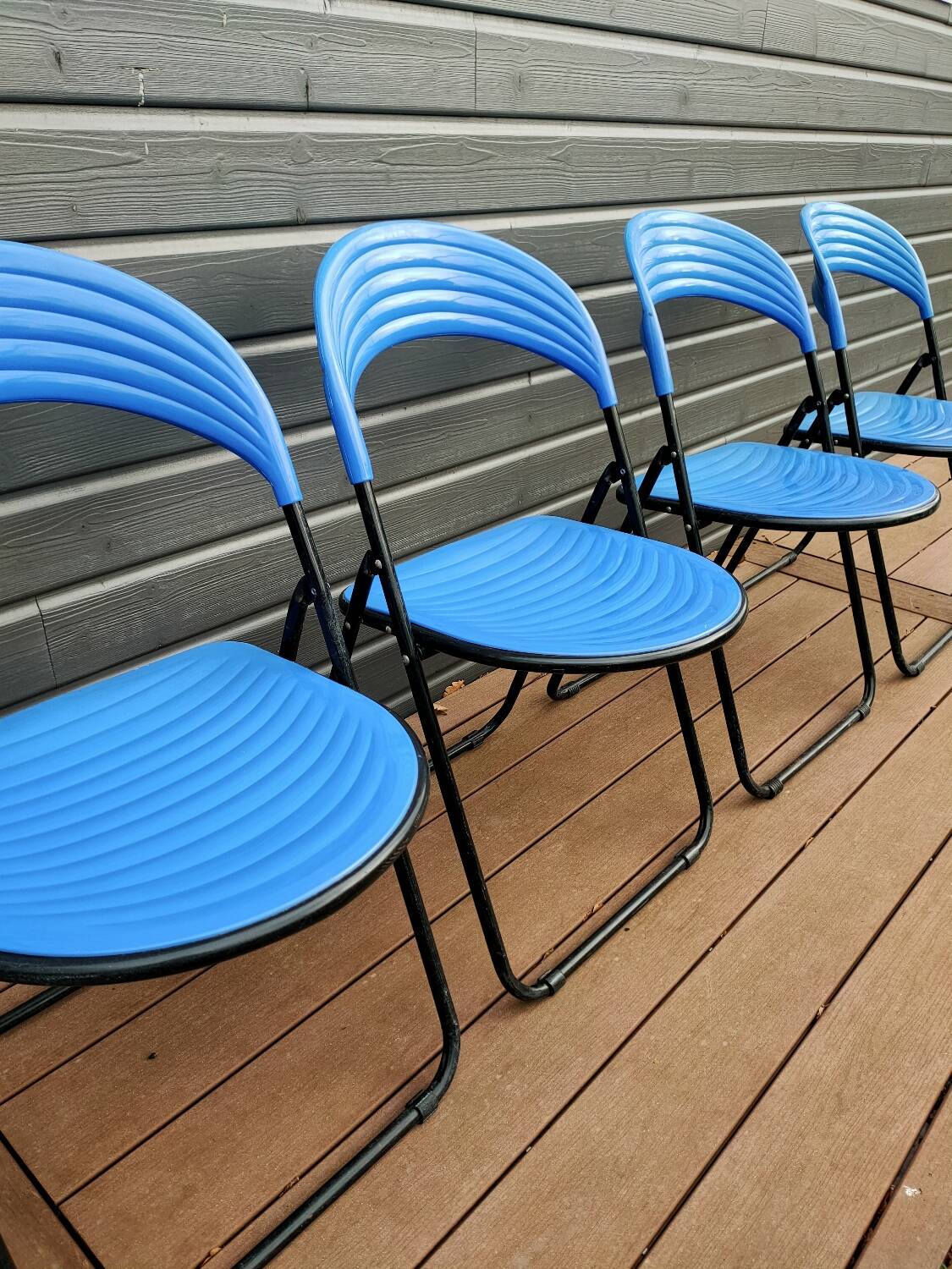 Set of 4 folding metal and plastic chairs
