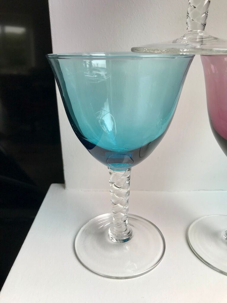 Set 6 colored wine glasses and worked feet 70s