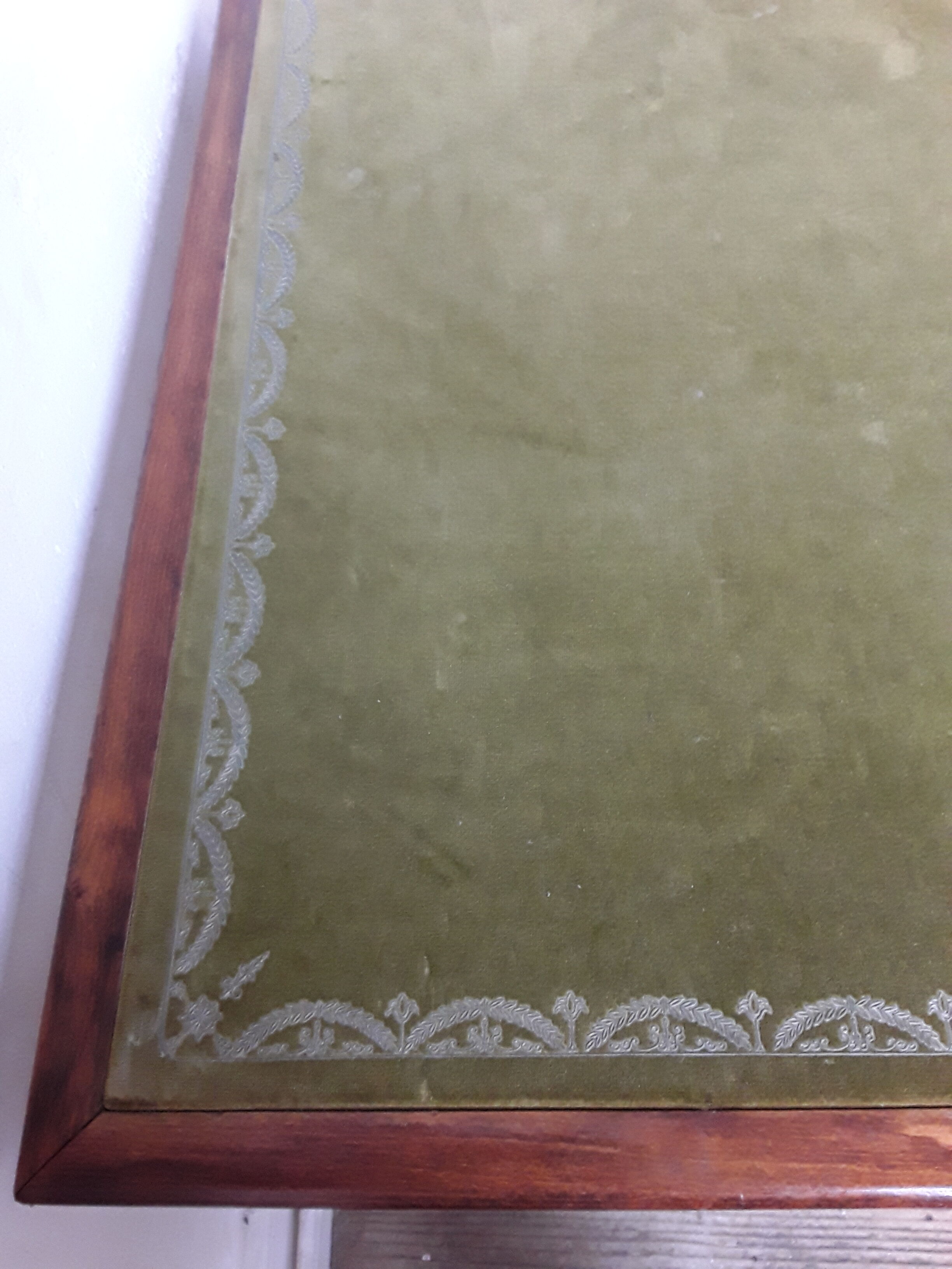 Empire style gaming table