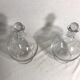 Paire ancienne carafes bombée verre avec bouchon rond vintage