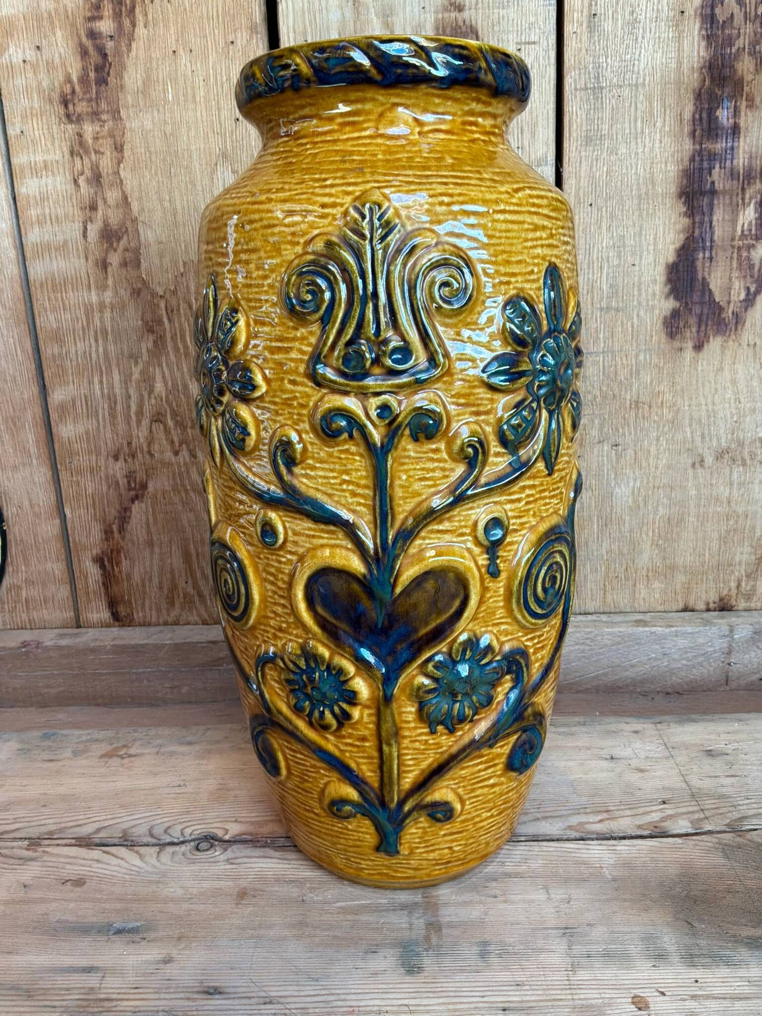 Vase West Germany en céramique - décor floral en relief