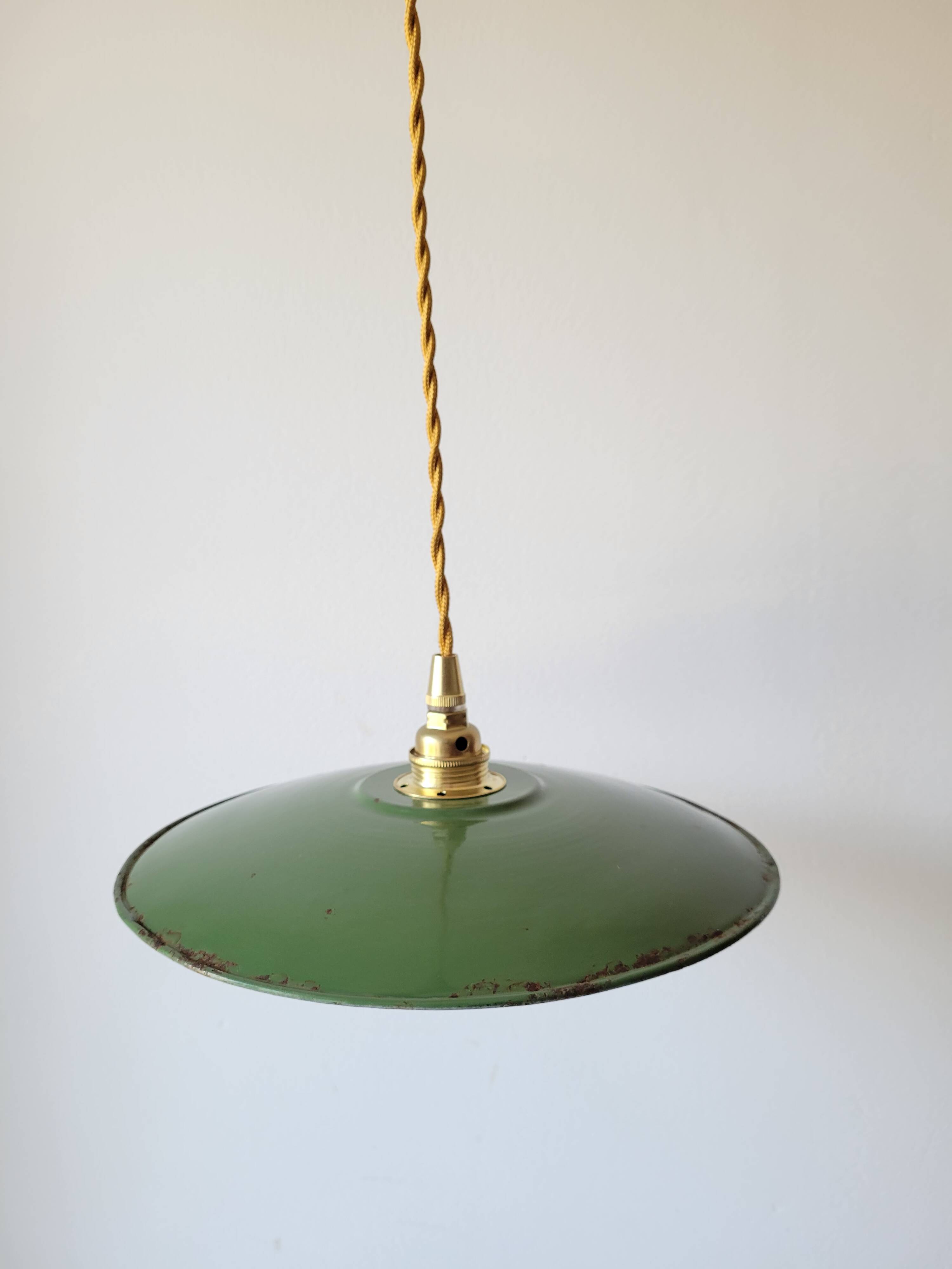 Suspension in green and white enamelled sheet metal