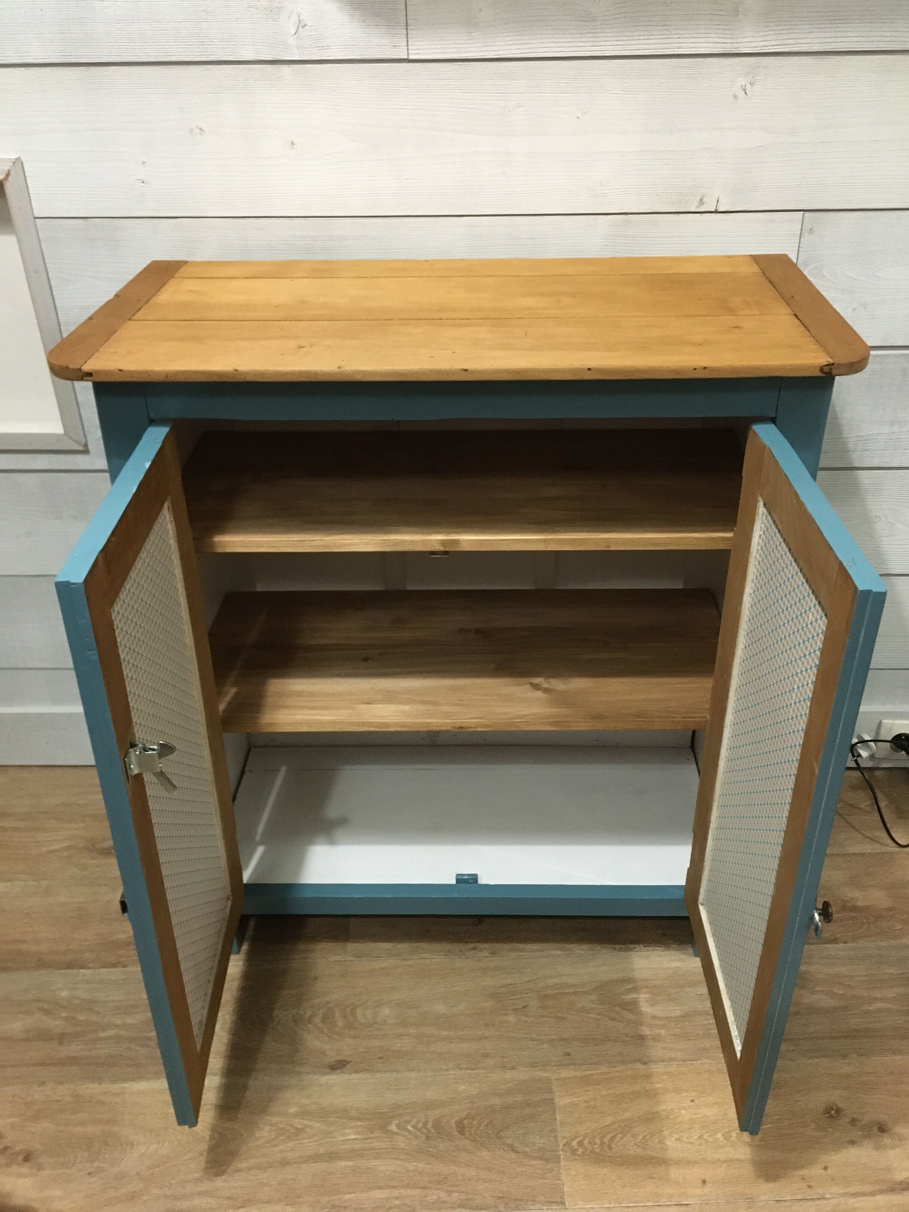 Blue parisian buffet