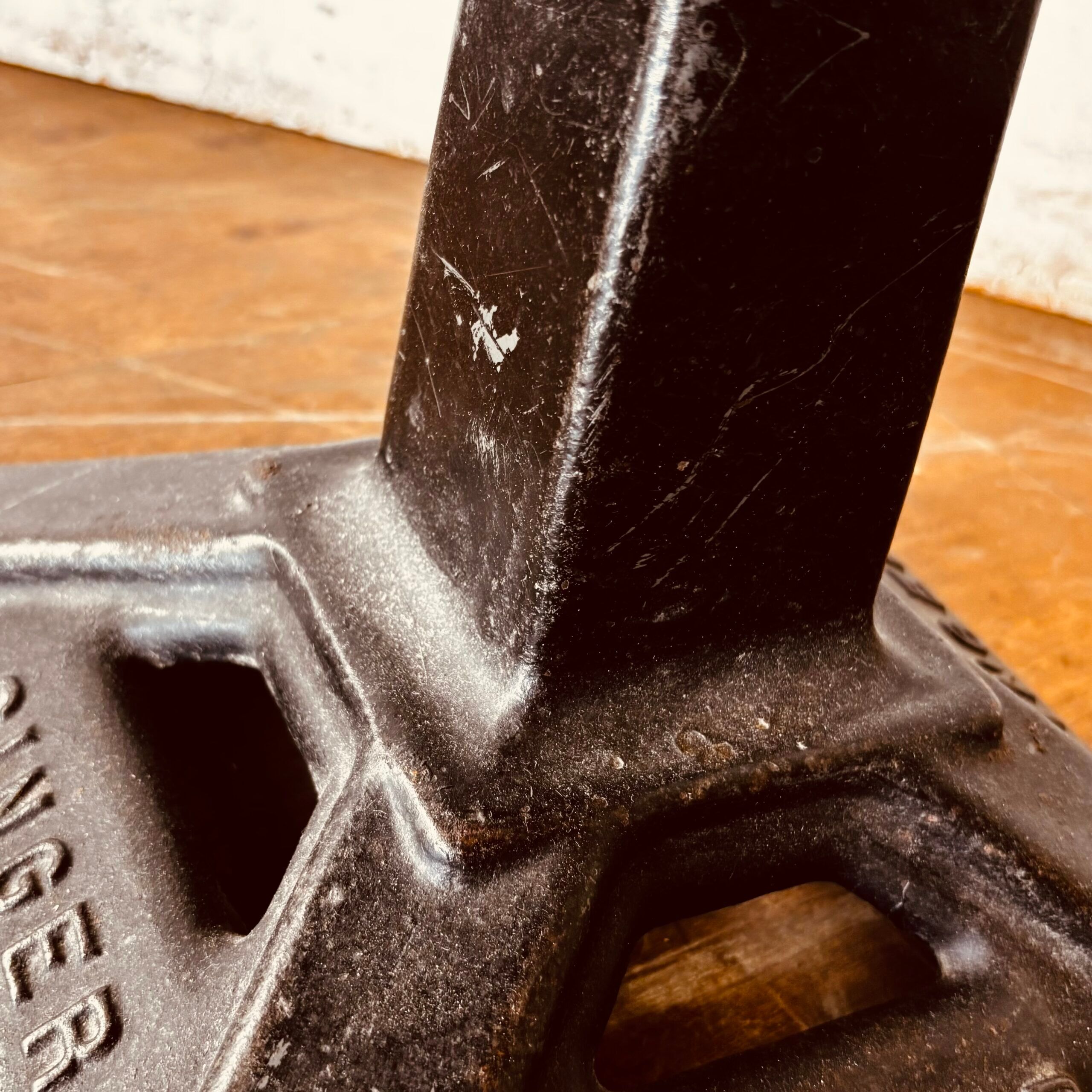 Adjustable Singer workshop chair with Eiffel base