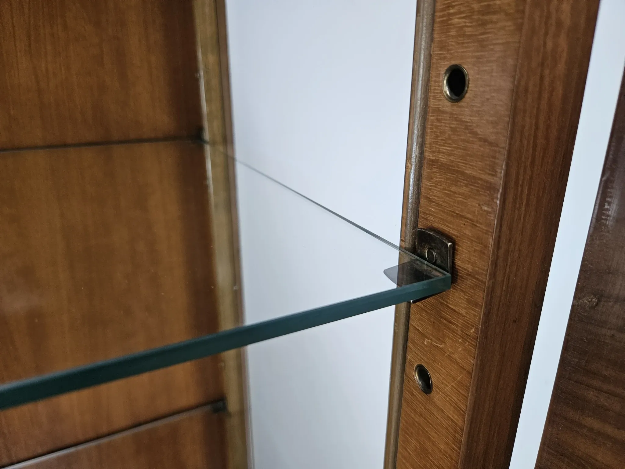 French Art Decò display cabinet from the 1940s in walnut