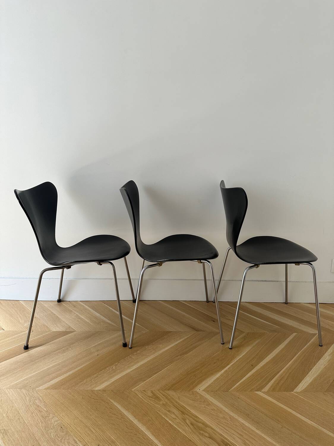 3 Arne Jacobsen Series 7 chairs
