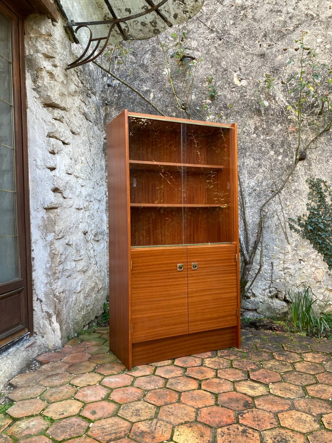 Vintage 1960s display cabinet.