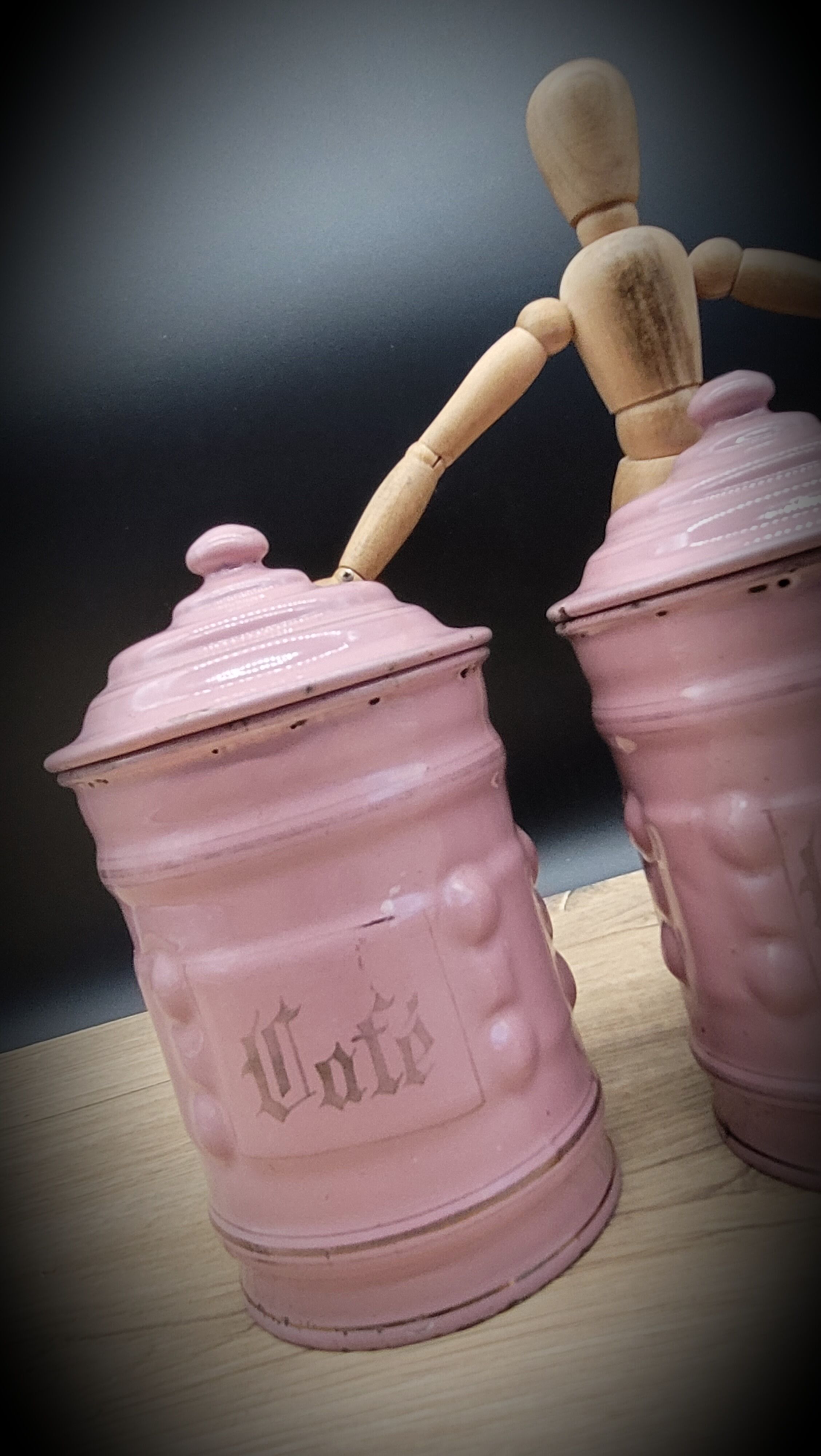 Trio pink enamelled pots