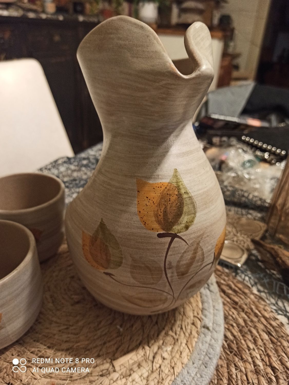Cafetière et ses deux tasses