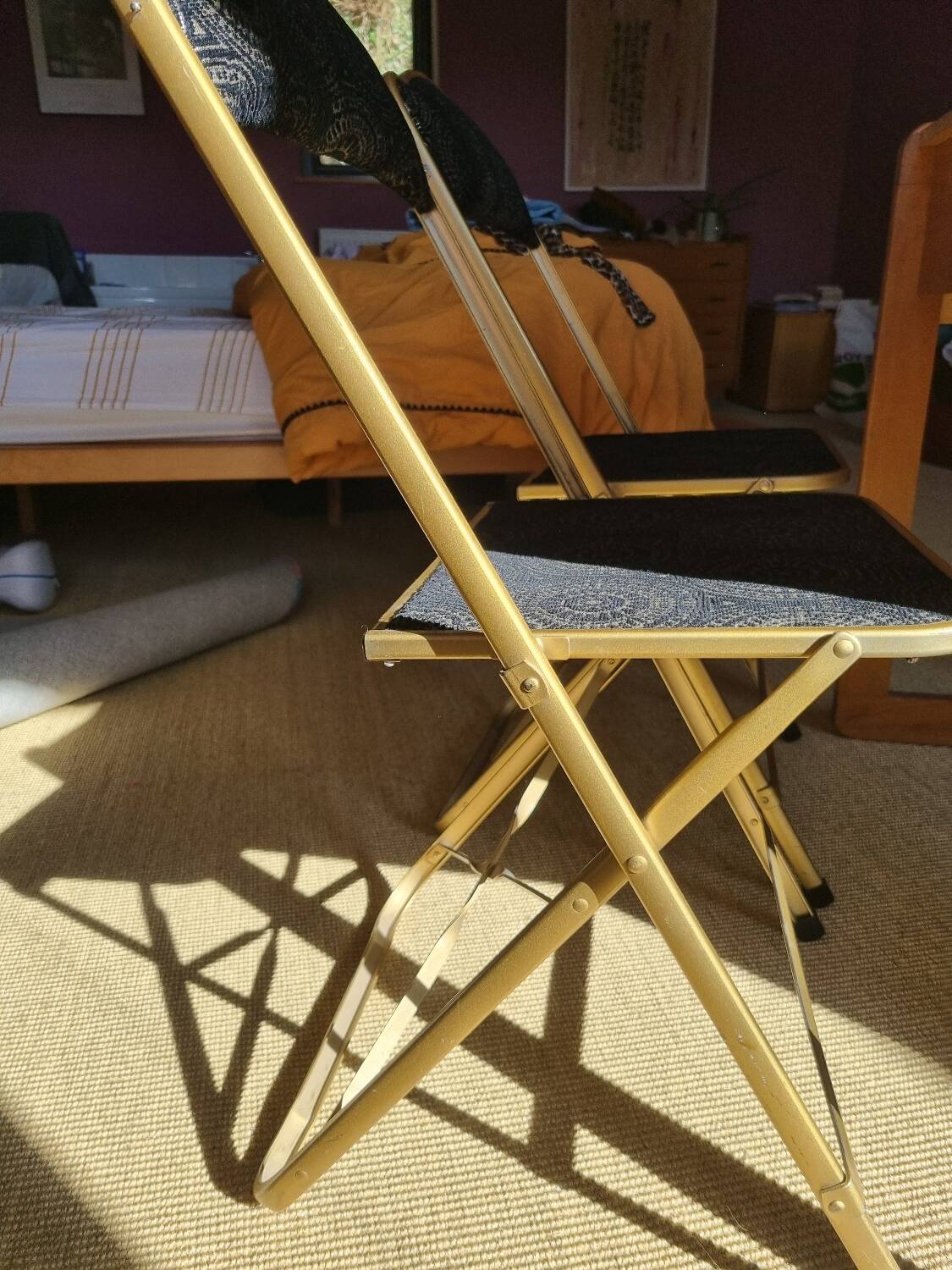 Set of 2 folding chairs in velvet and gold metal