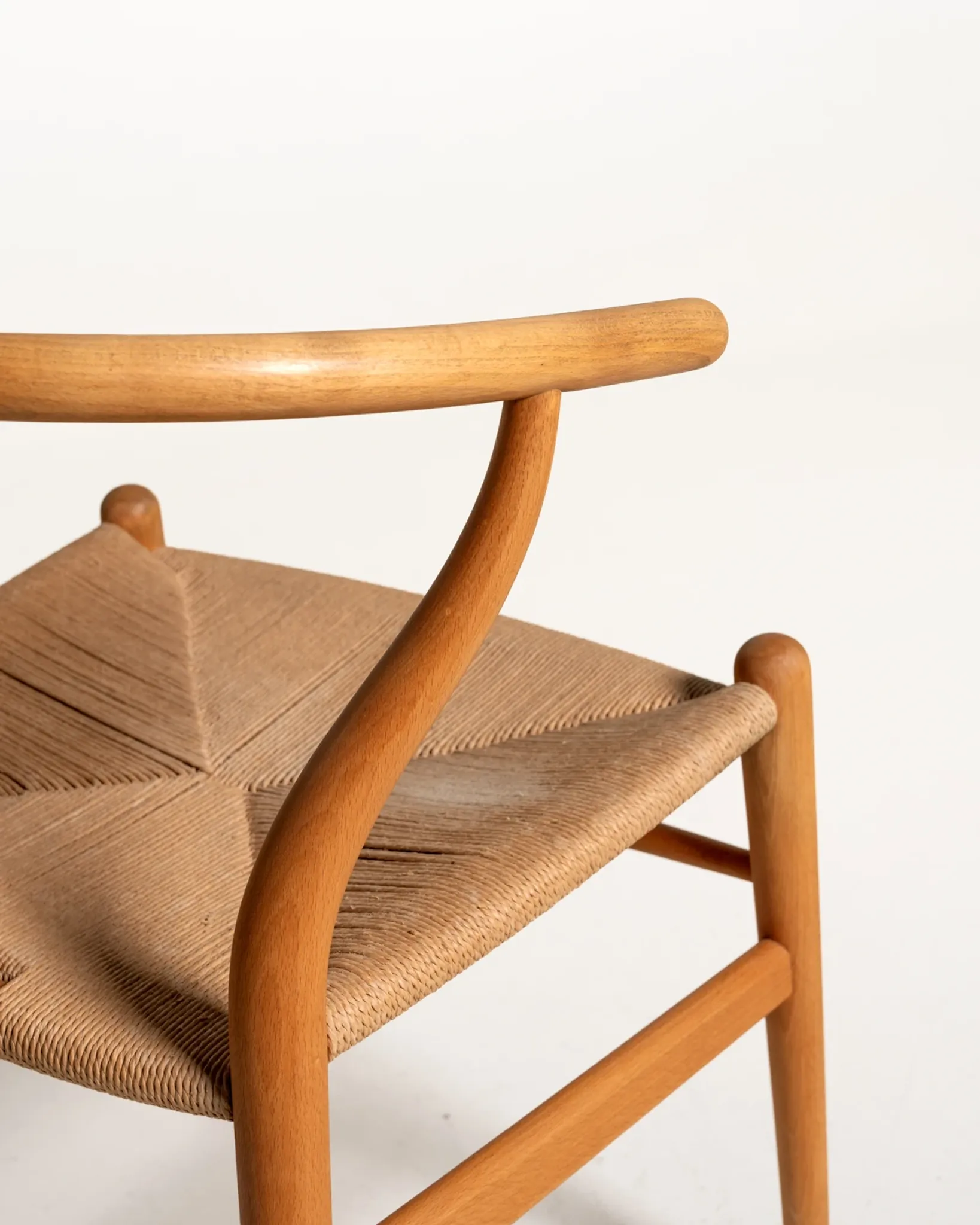 Ensemble de quatre chaises "Wishbone" CH24 de Hans J. Wegner, design de 1950.
