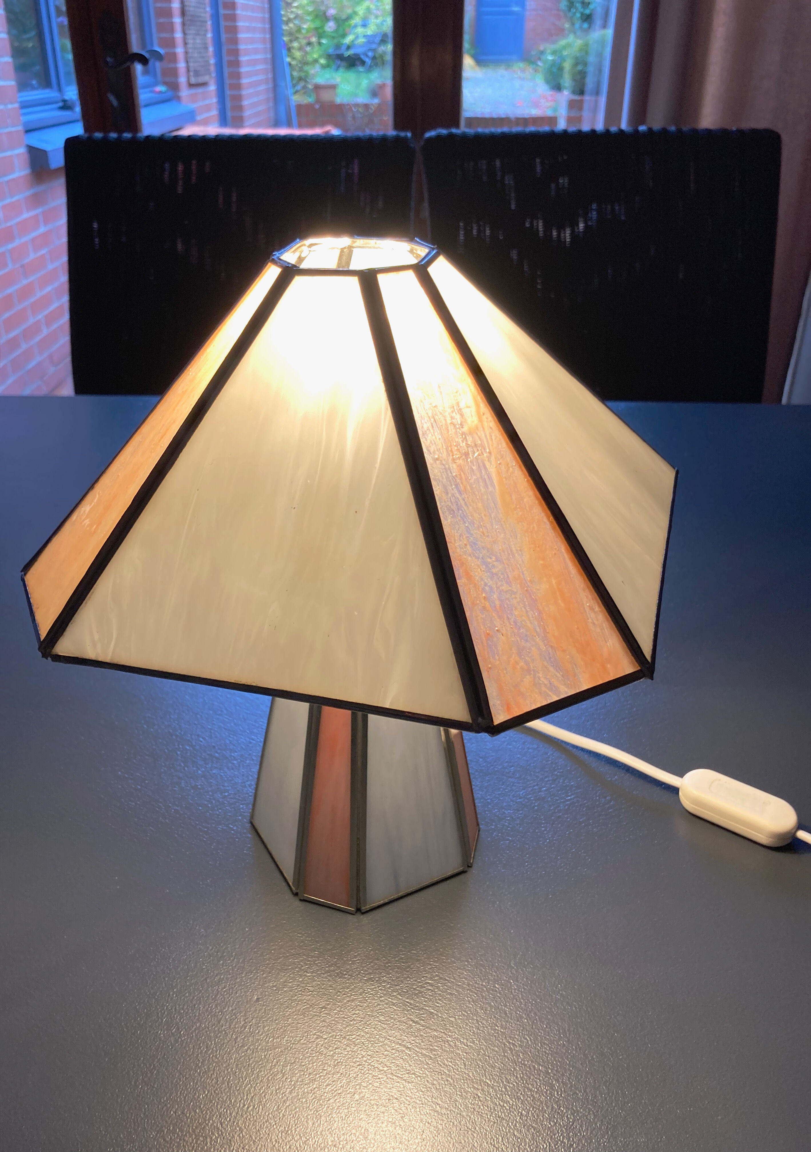 Table lamp in opalescent and partitioned glass paste