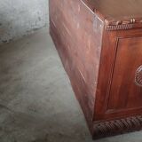 Coffre en bois sculpté