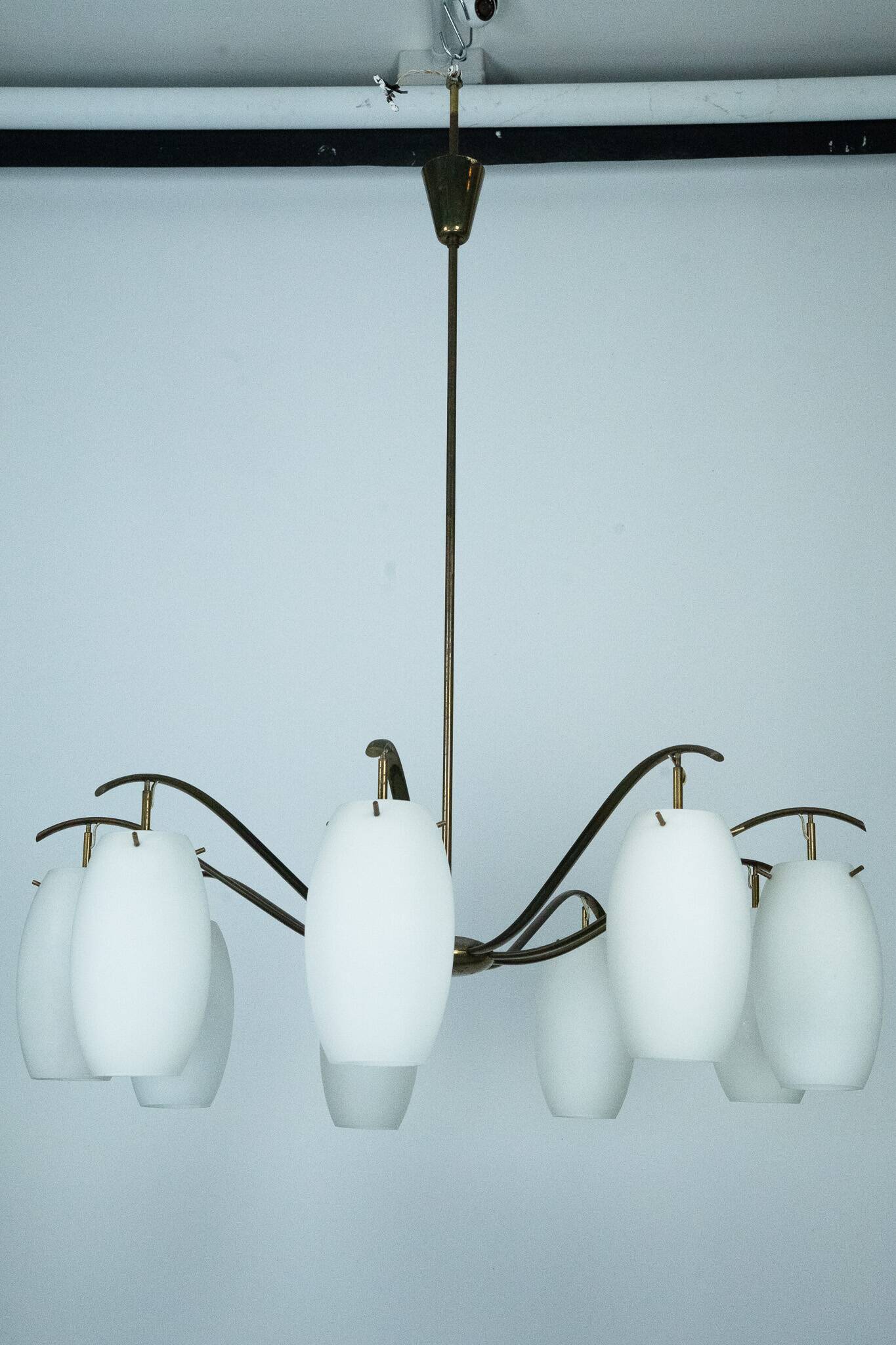 Rare lustre Arredoluce Monza à 9 lumières en laiton et verre opalin, Italie, 19