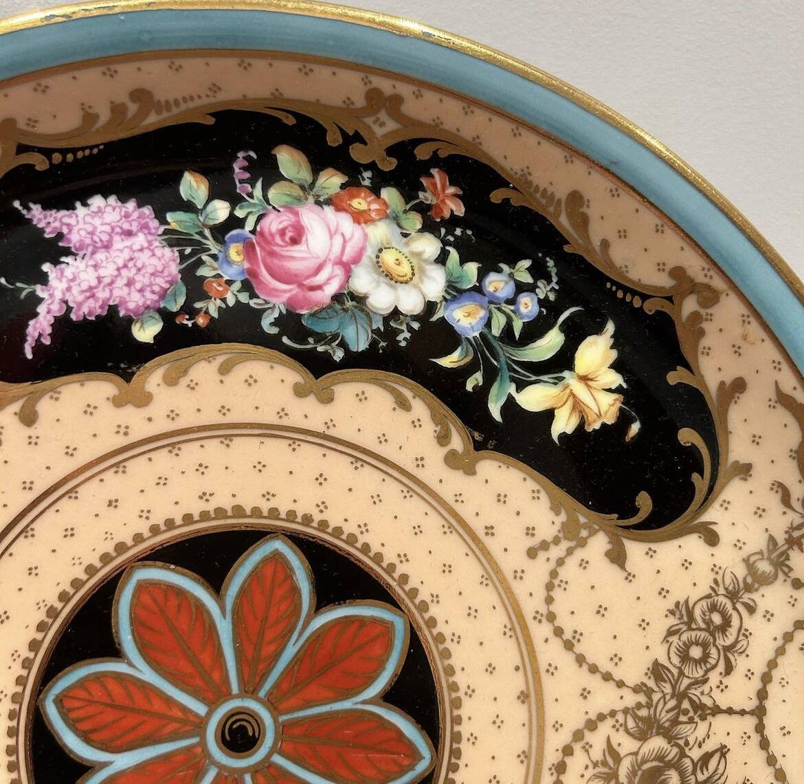 Large decorative plate in porcelain from Paris, polychrome decoration.