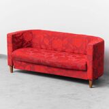 Divano a tre posti in tessuto floreale rosso anni ’60 vintage modernariato