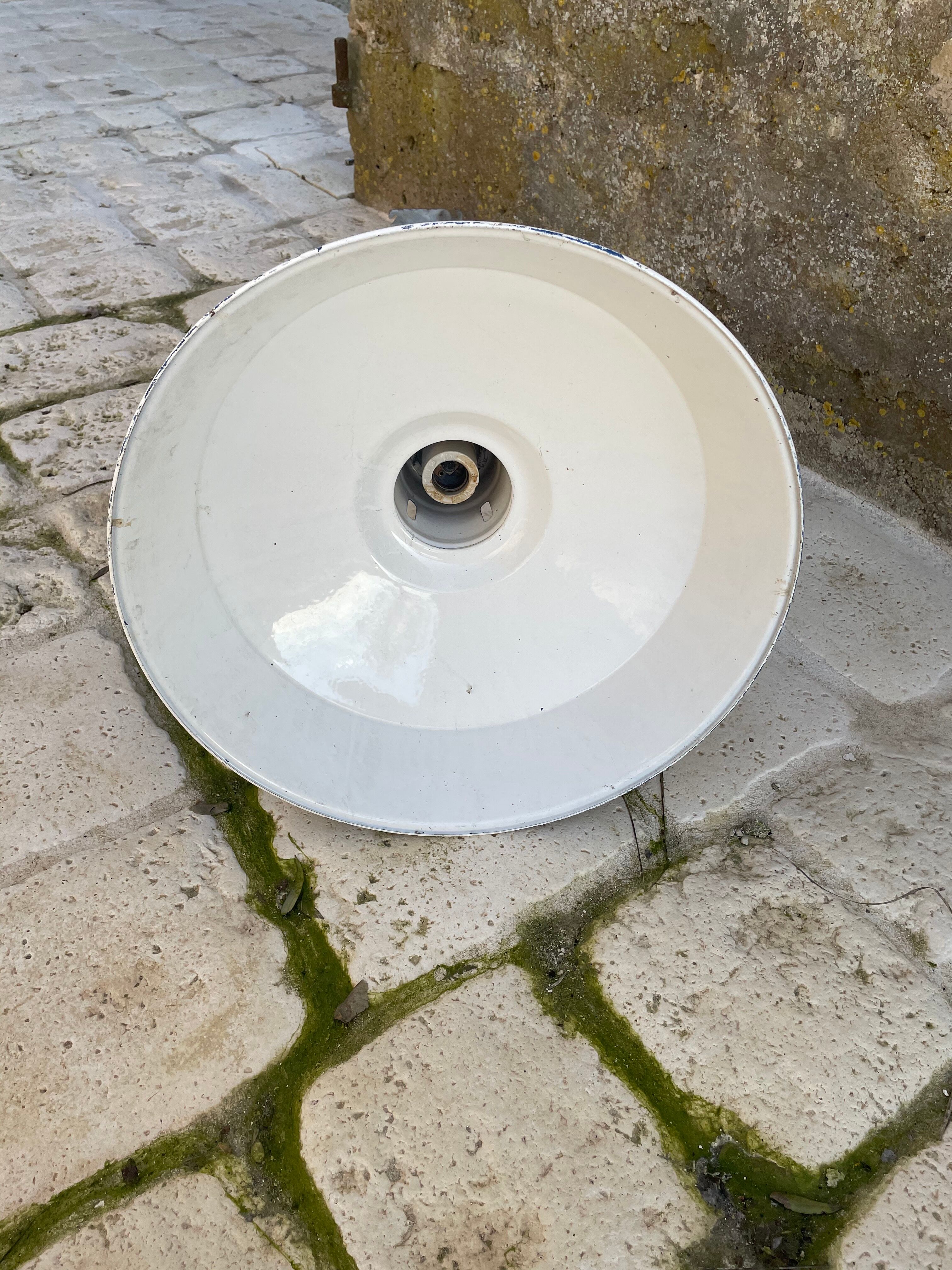 Enamelled sheet suspension