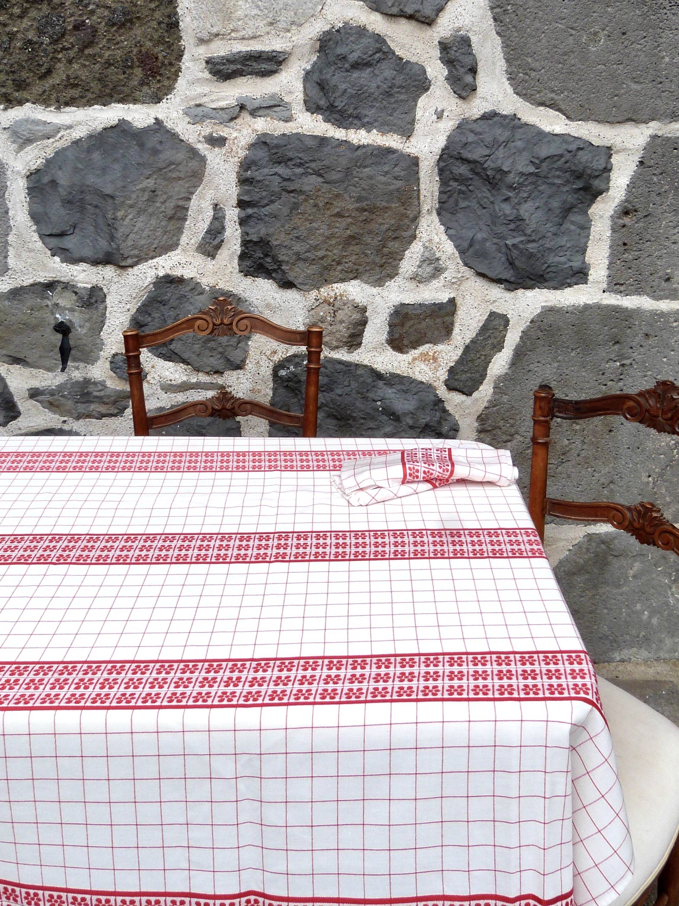 White and red embroidered tablecloth and eight matching napkins, 200x150cm