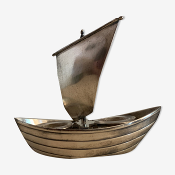 Gallia sailing art deco sailboat, in silver metal with Baccarat crystal salters