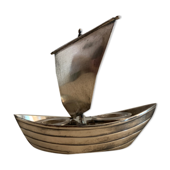 Gallia sailing art deco sailboat, in silver metal with Baccarat crystal salters