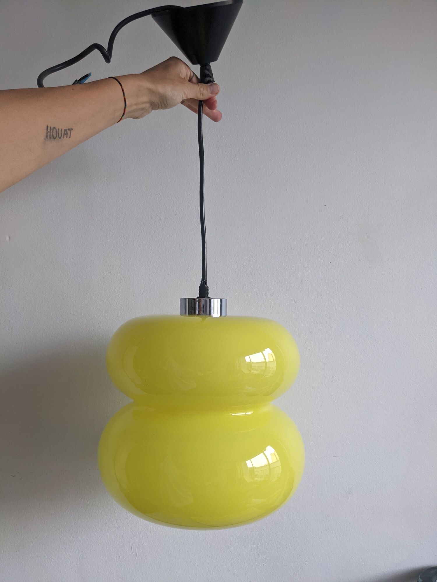 Suspension globe style peill & putlzer vintage lamp in yellow opaline for walking light