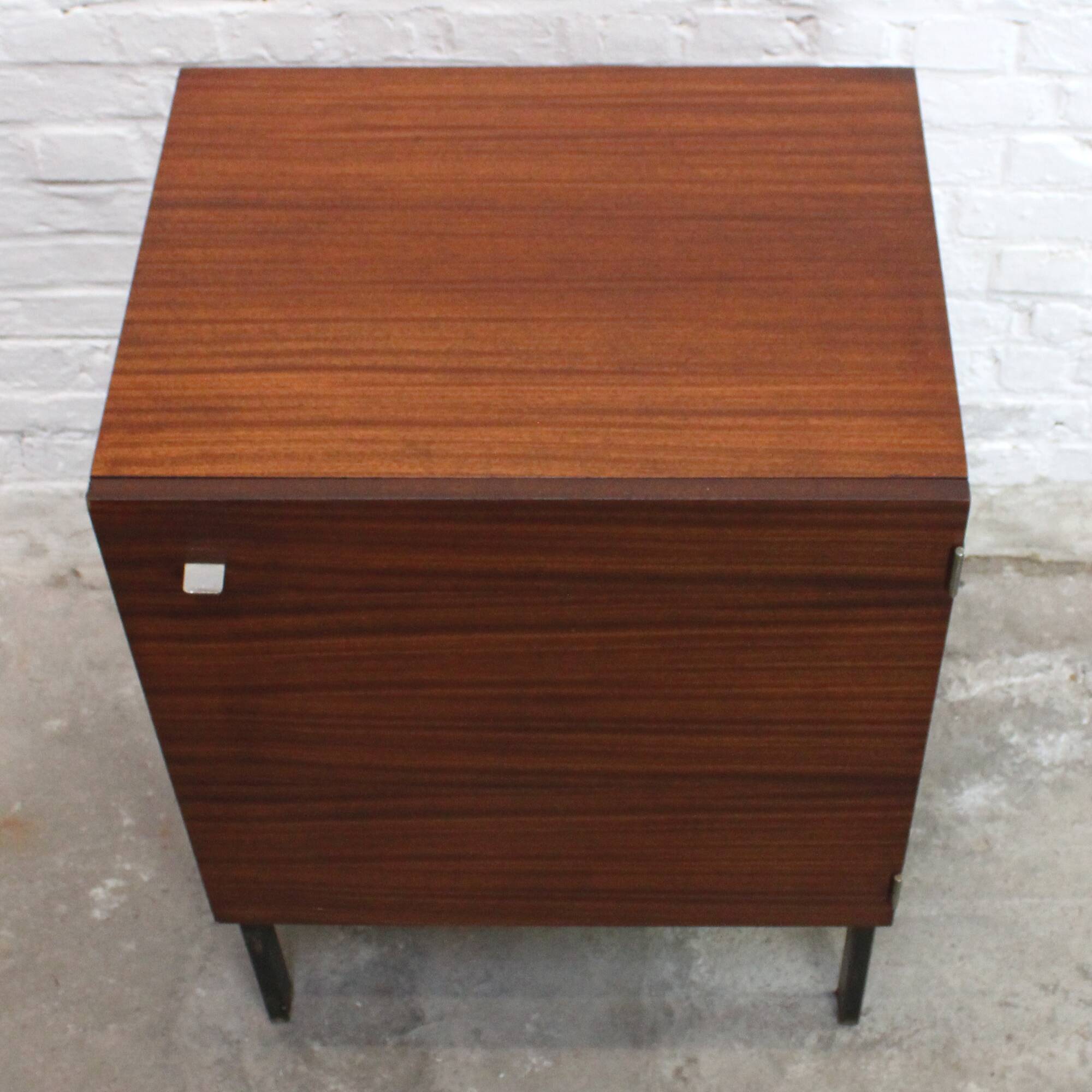 Meuble de rangement "660" par Pierre Guariche pour Meurop 1961