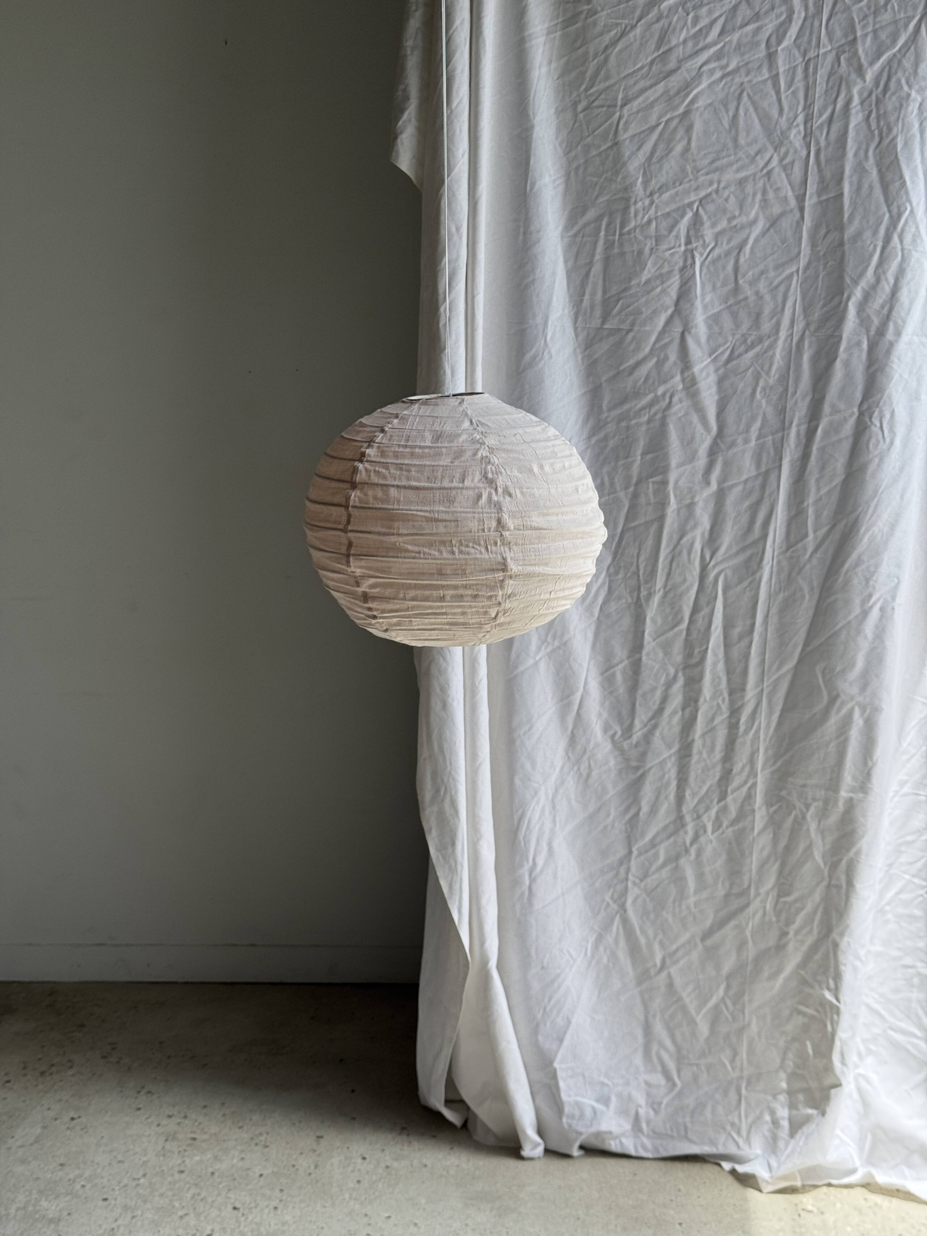 Average suspension in rattan and natural linen, round Japanese style, pink D40.