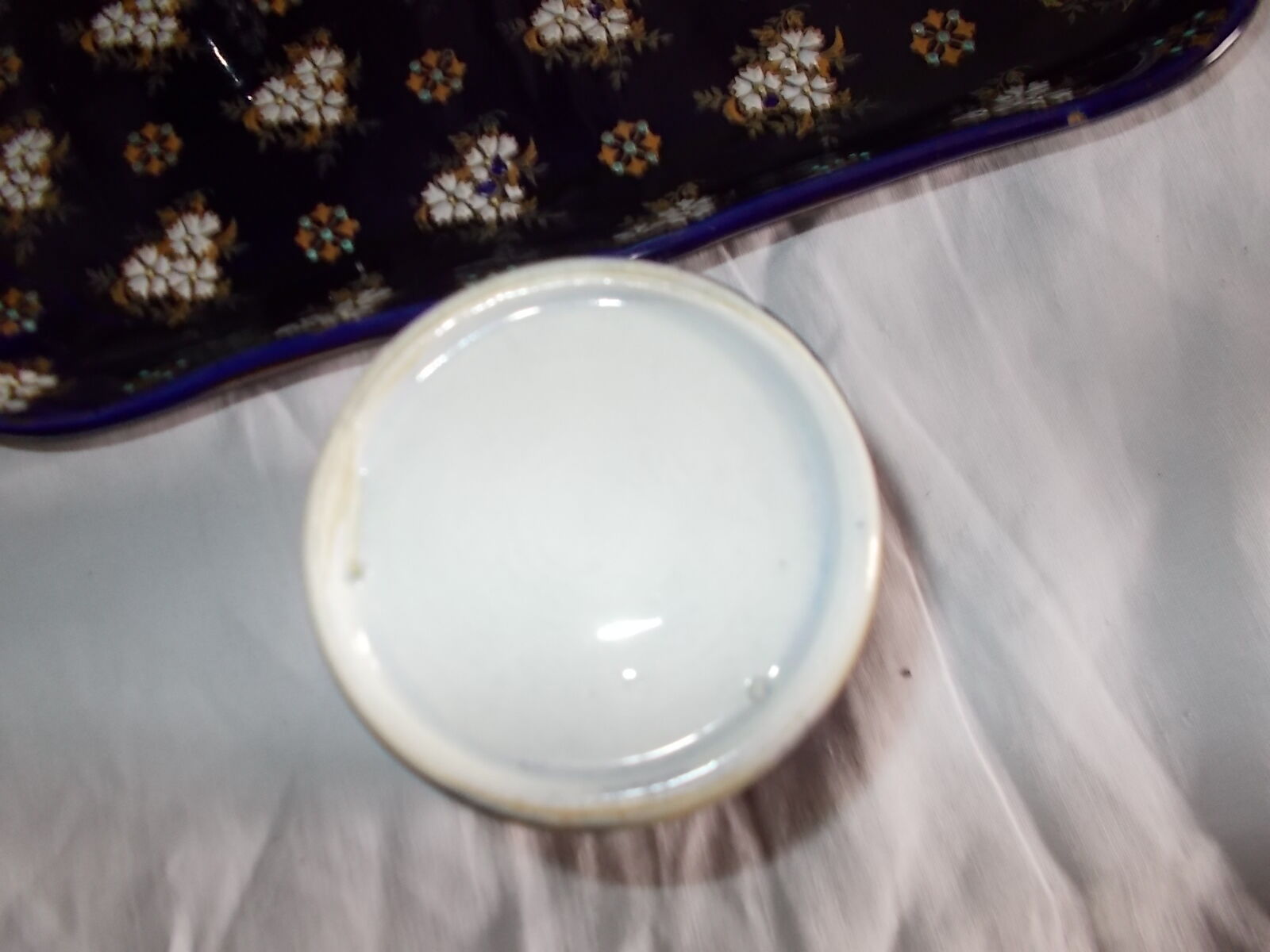 Set of tableware and its earthenware vases