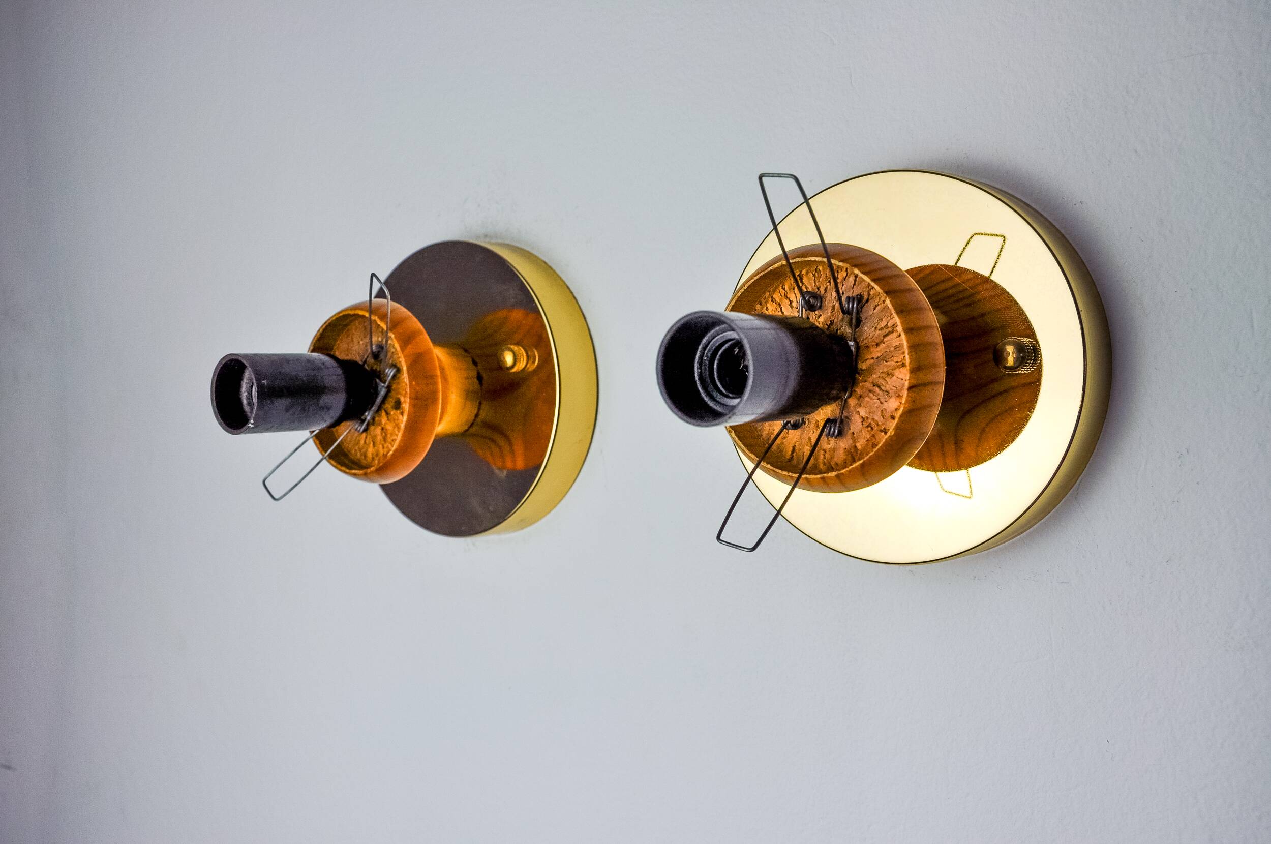 Pair of "cocoon" wall lights, resin and pine, Italy, 1970