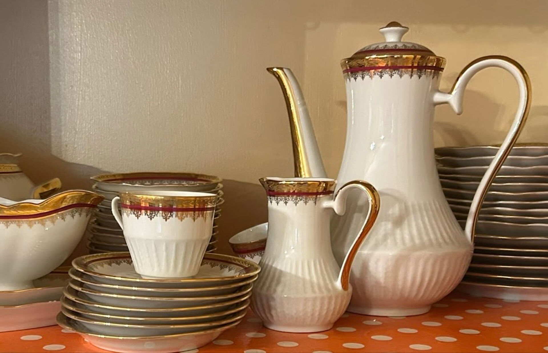 Service complet 78 pièces en porcelaine de Limoges filet or