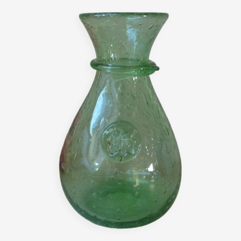 Petite carafe en verre soufflé et bullé coloris vert signé biot vintage