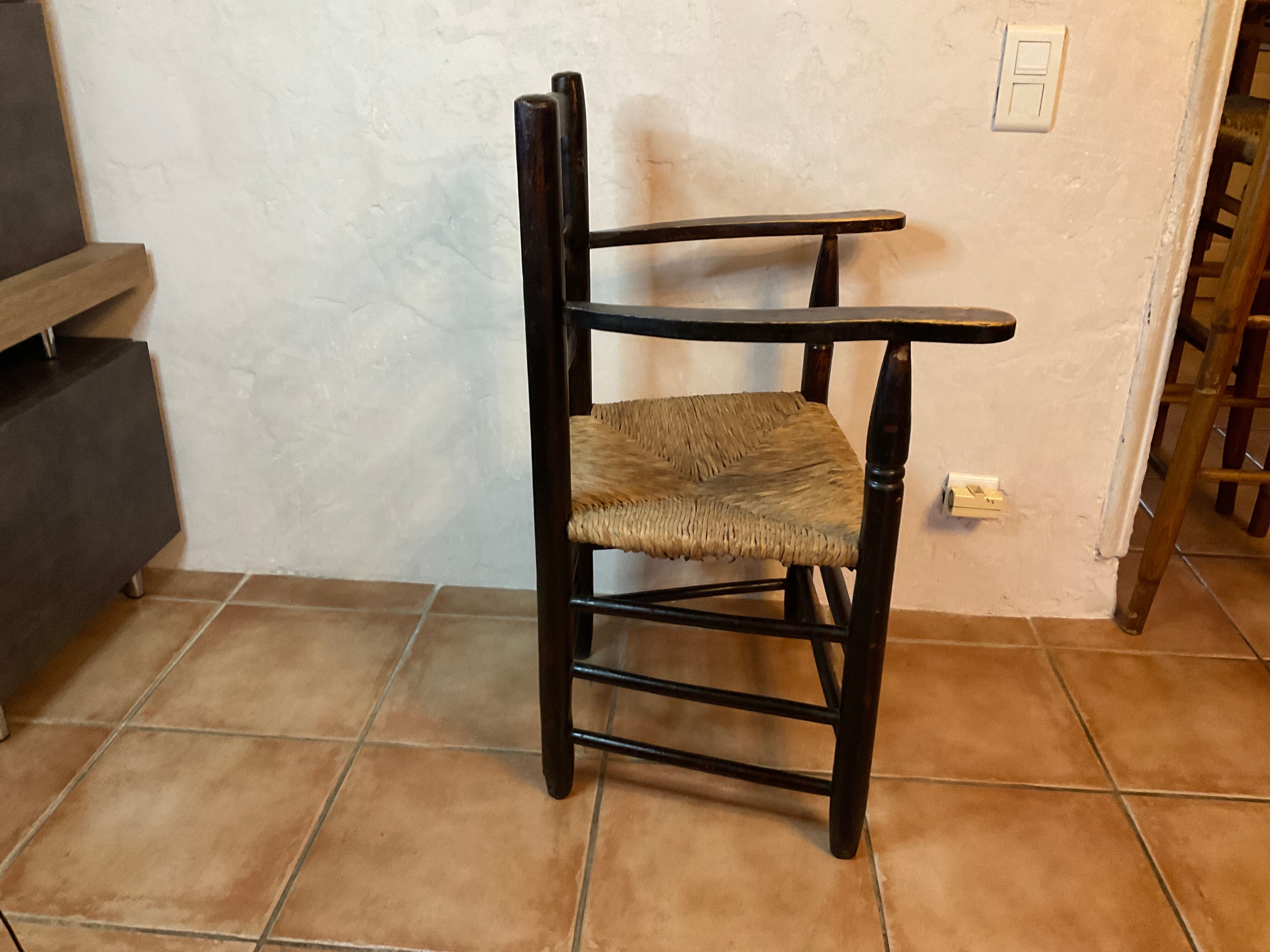 Design armchair of the 20th in straw