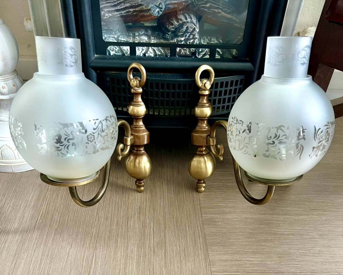 Paire d’appliques murales vintage en laiton et verre dépoli gravé