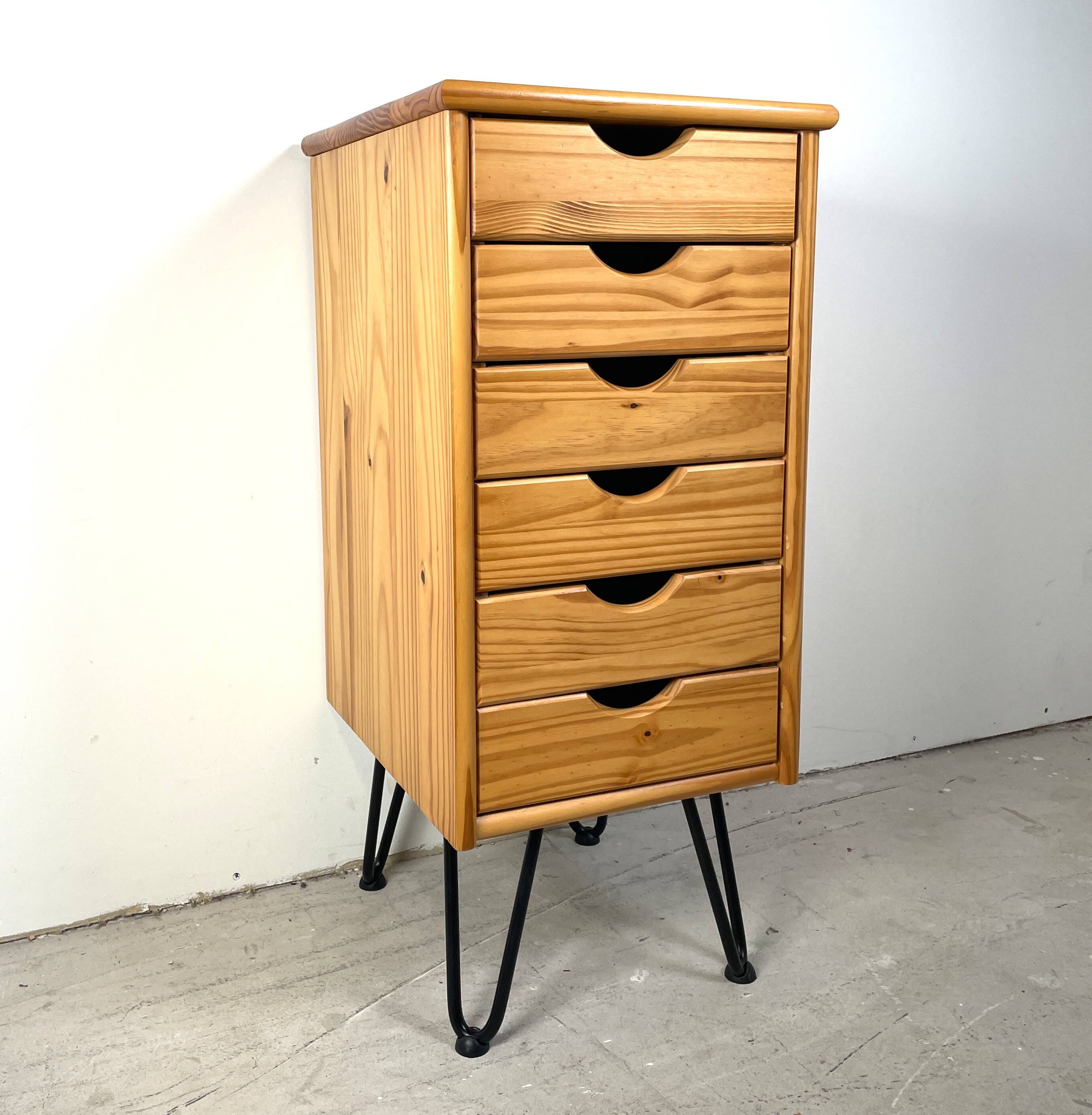 Commode sur pieds en épingle à cheveux, style scandinave