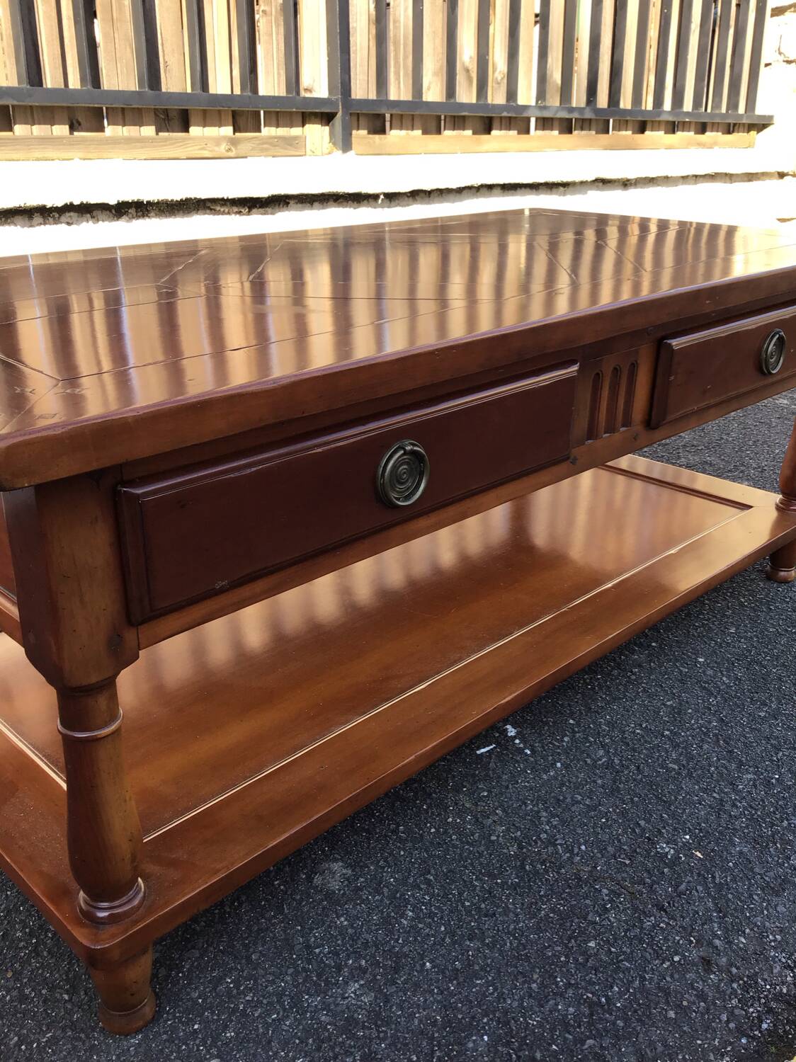 Coffee table with 2 drawers