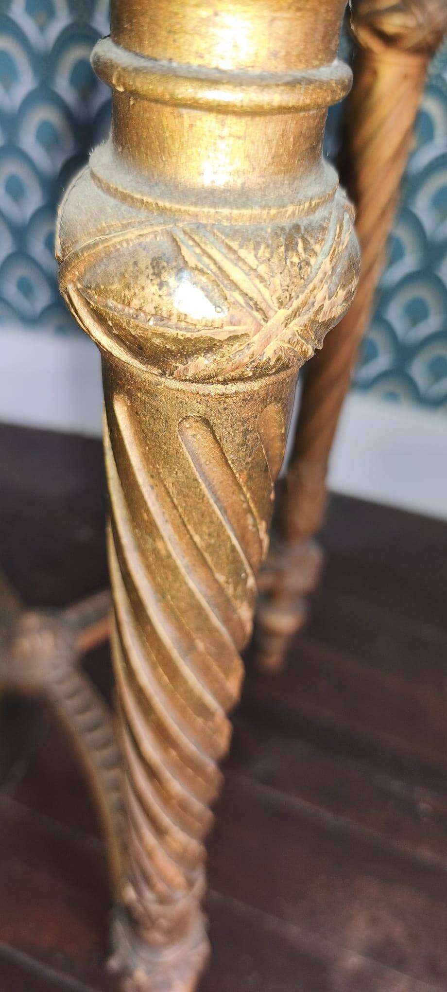 Antique Louis XVI style gueridon with veined marble, painted and patinated gilded wood.