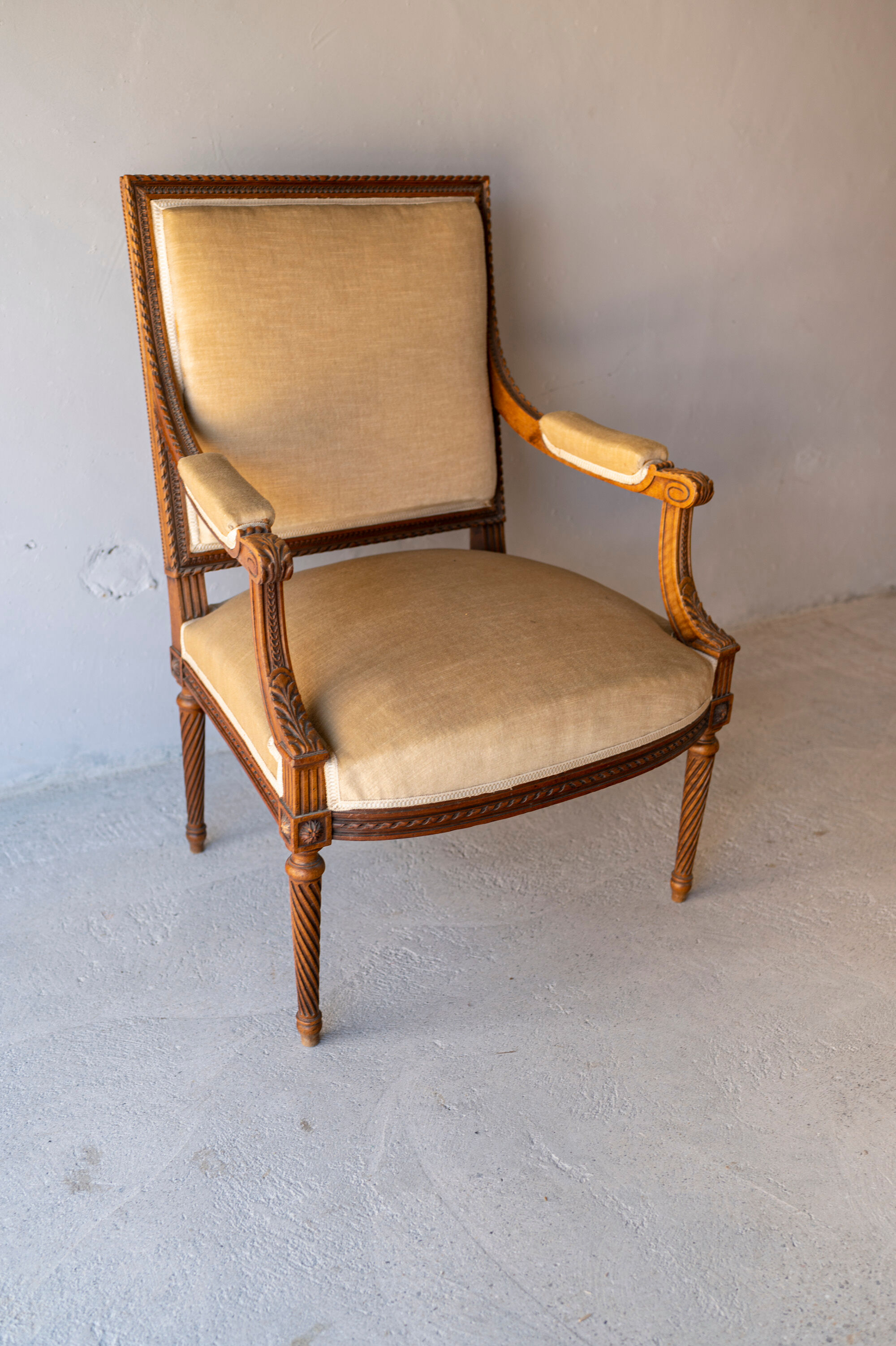 Antique armchair in solid wood