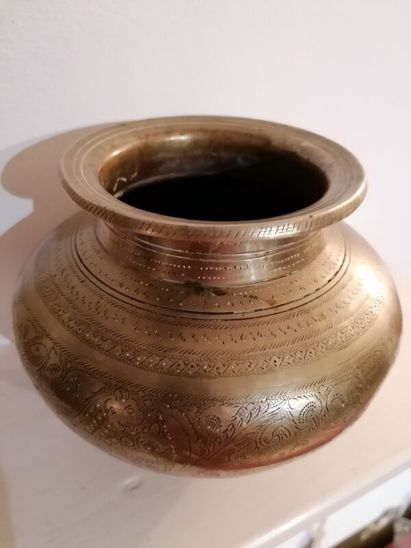 Pot à eau (vase) bénite antique en laiton d'Inde