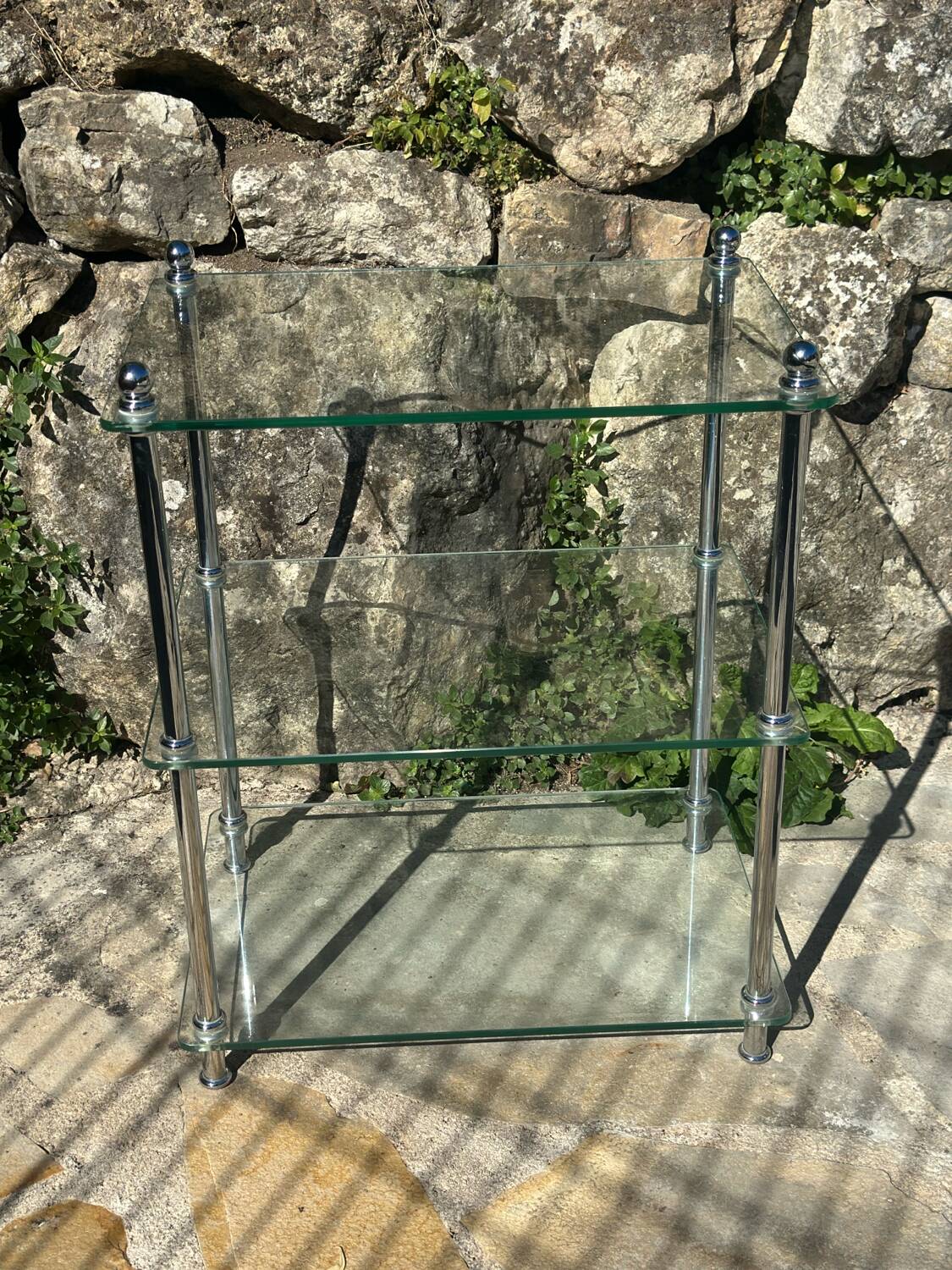 Petite étagère en verre et chrome .