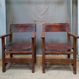 Paire de fauteuils style médiéval en cuir