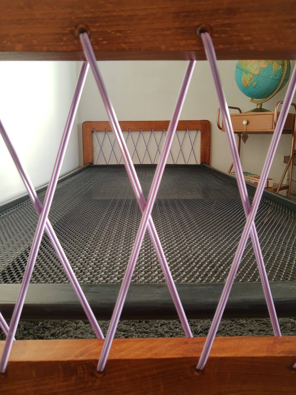 Lit en hêtre et scoubidou lilas enfant