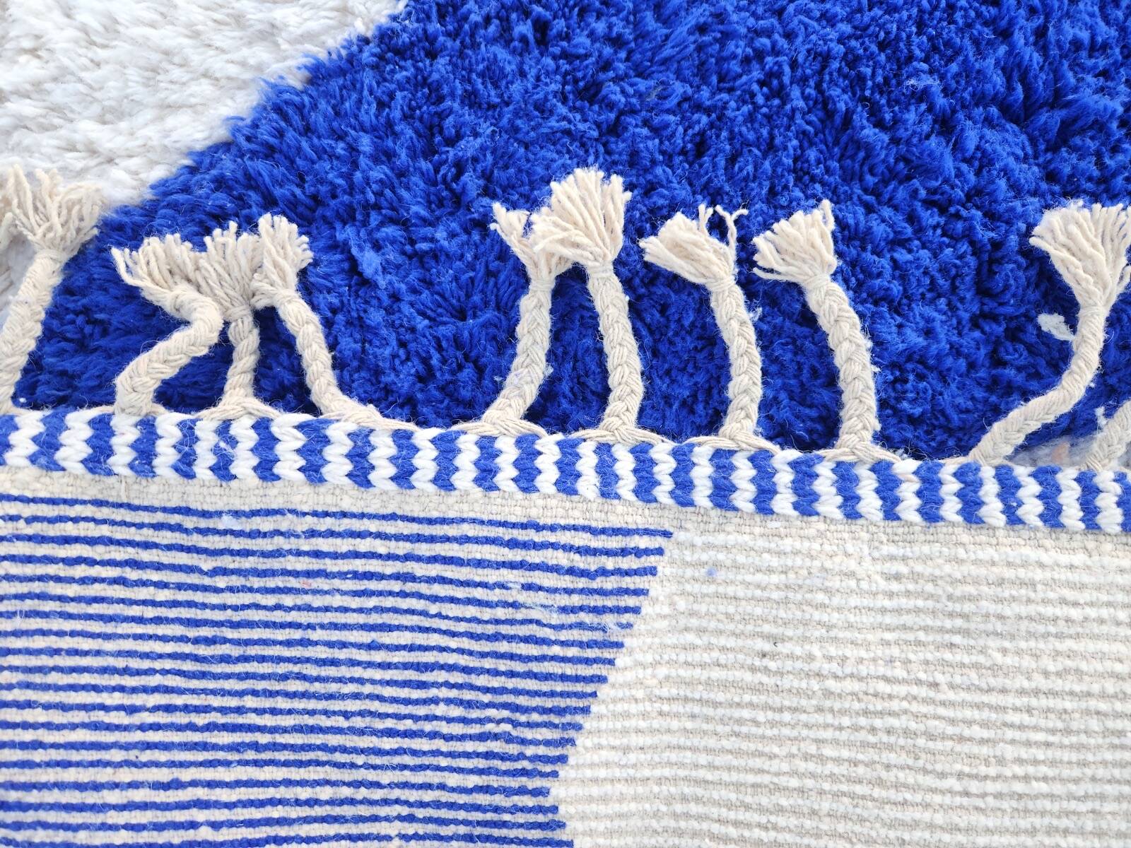 Beni Ouarain rug 300x200 cm – Thick wool, Klein blue artistic design