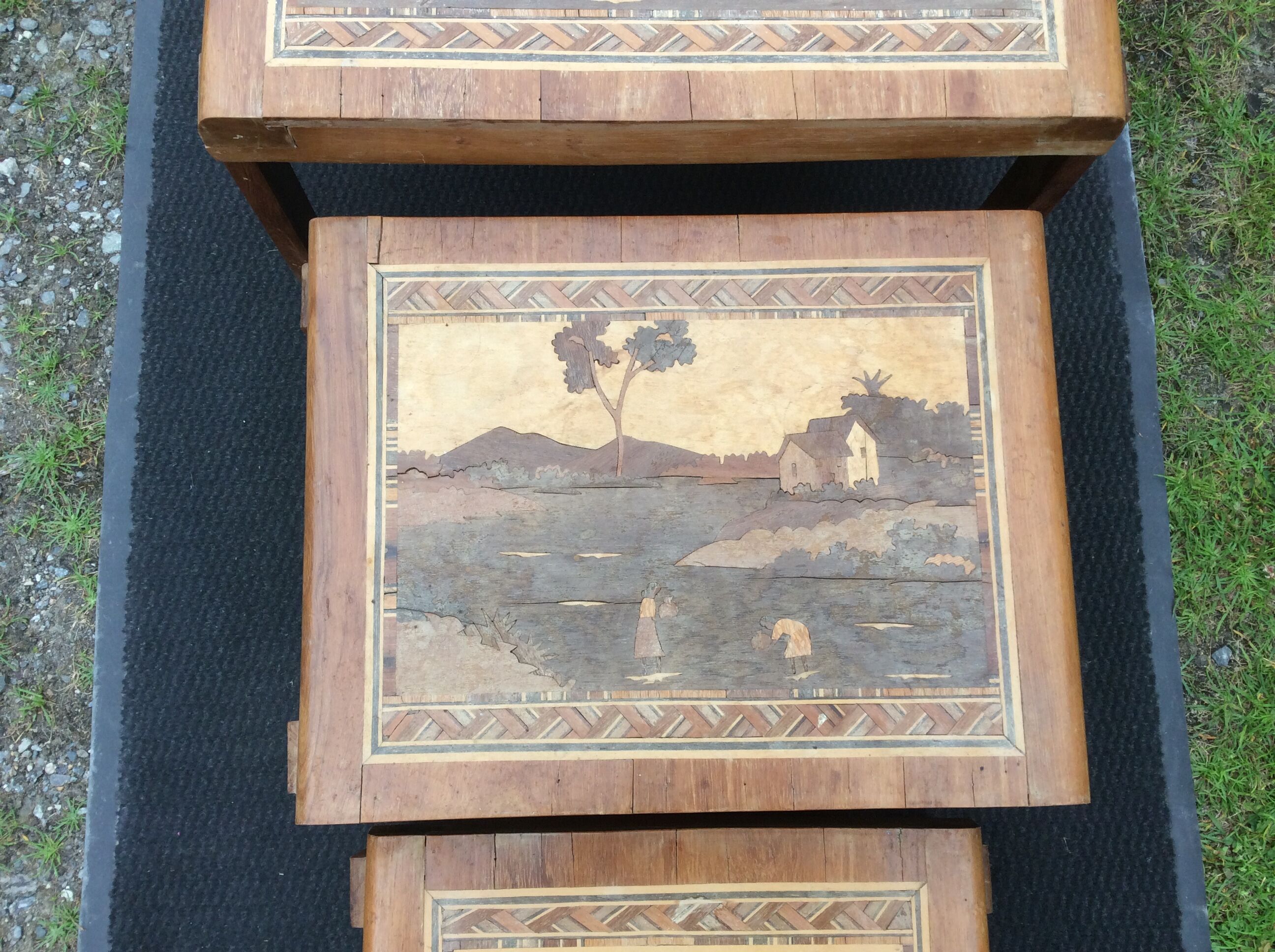Tables gigognes vintage en marqueterie de Madagascar.