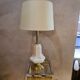 Lampe en porcelaine craquelé et pied doré style deluxe 1970 a 90 , la roche,70x34