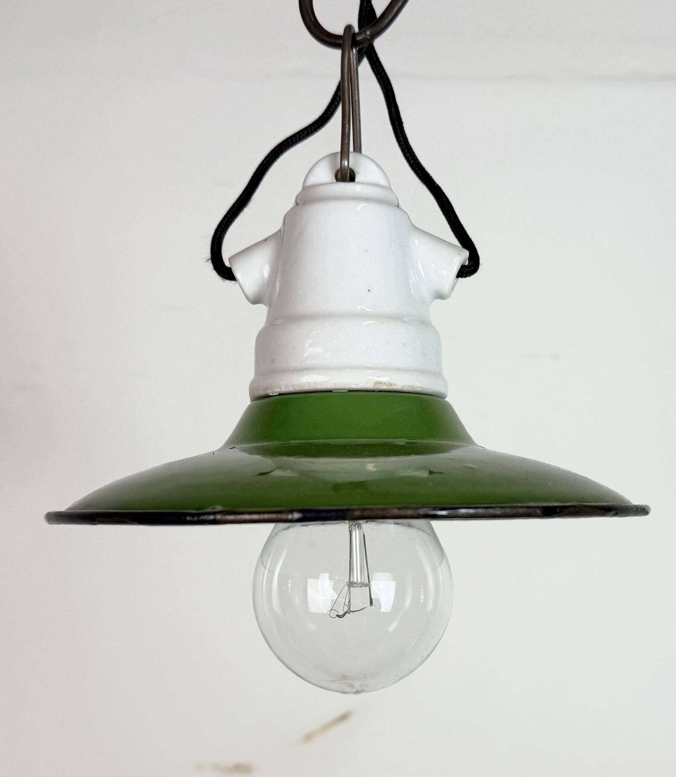 Suspension industrielle en émail vert, années 1950