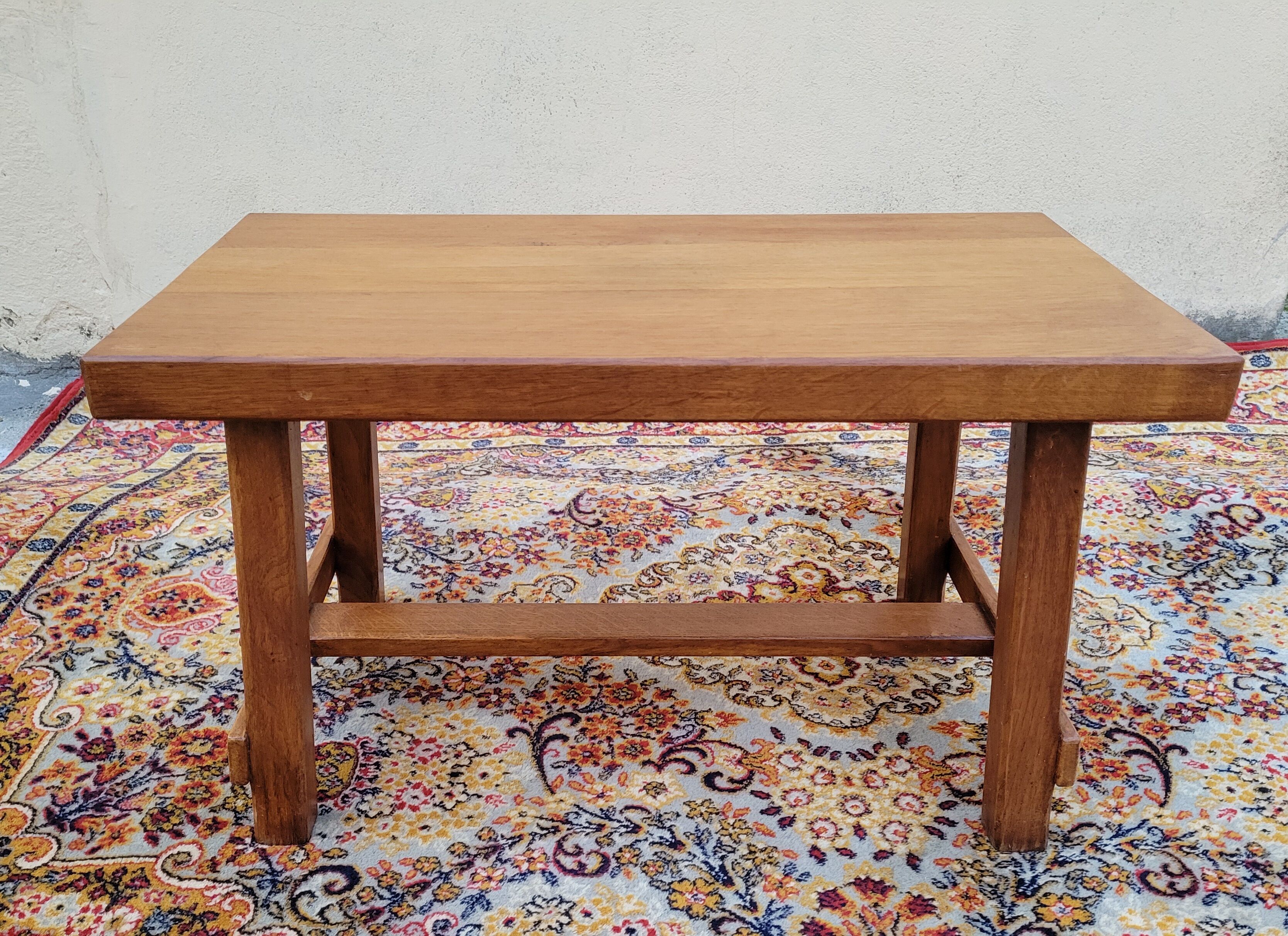 Table basse brutaliste en chêne clair