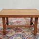 Table basse brutaliste en chêne clair