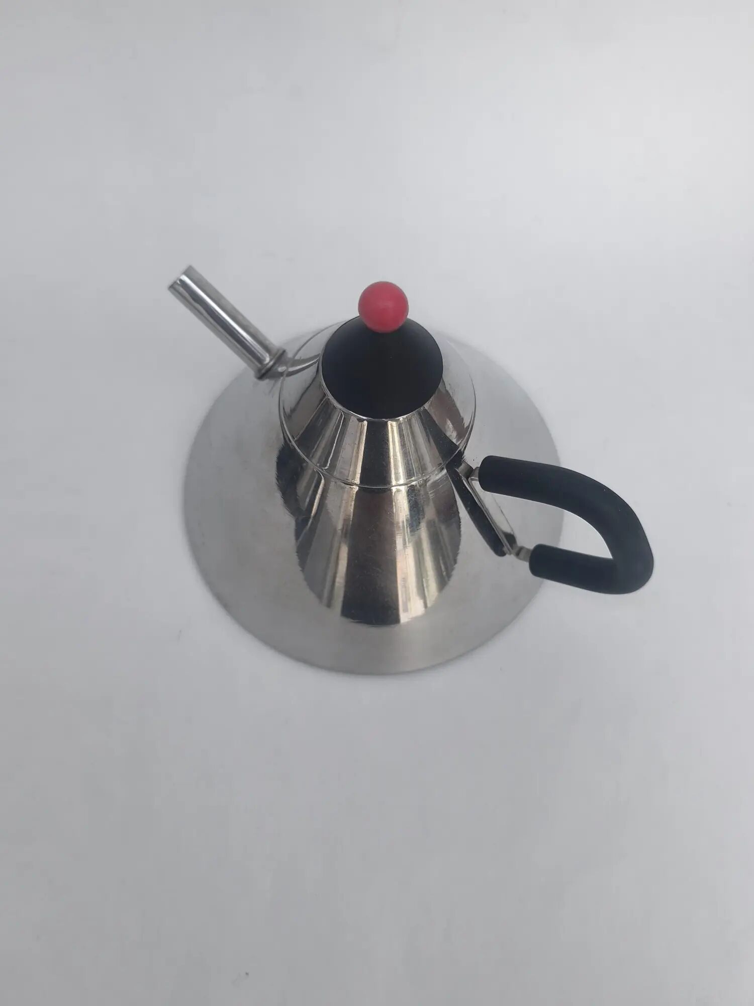 Memphis conical teapot