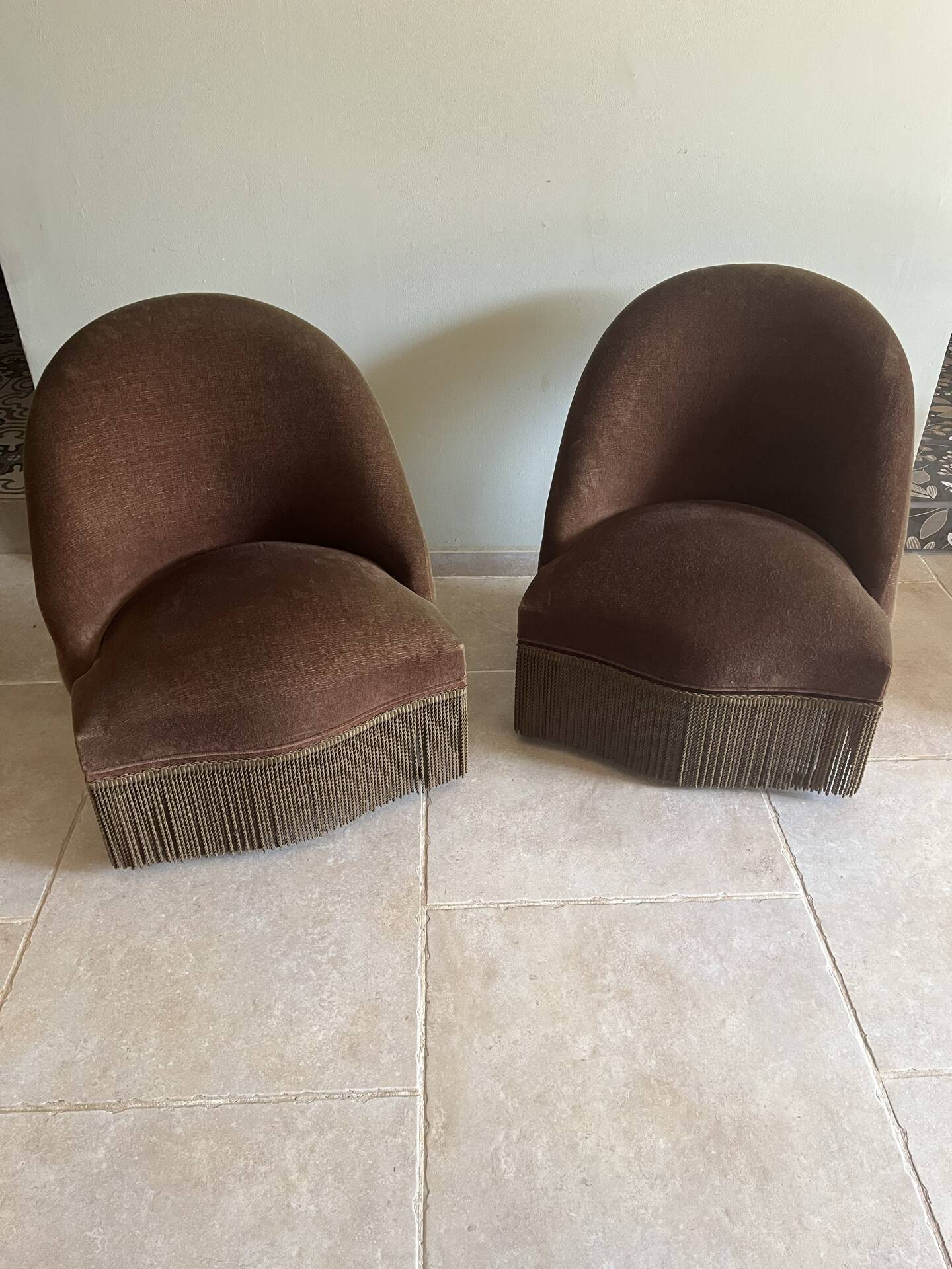 Paire de fauteuils crapaud vintage en velours brun tabac à franges